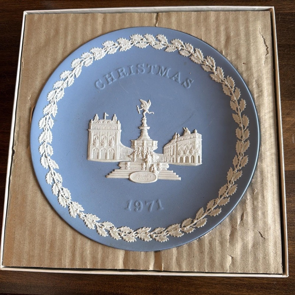 1971 Wedgwood 8" Jasperware Christmas Plate Trafalgar Square W/Original Box